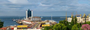 ODESA, UKRAINE - 21 Temmuz 2021: Primorsky Basamakları, Potemkin Merdivenleri olarak da bilinir, Ukrayna 'nın Odesa kentindeki limana bakan anıtsal bir merdiven ve simgesel mimari yapıdır..