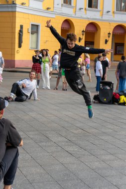 DESA, UKRAINE - 21 Temmuz 2021: Sokak dansları Odesa, Ukrayna 'nın kalbine, yoldan geçenleri ritmik hareket ve yerel kültürle büyüleyen canlı bir enerji getirir.