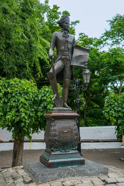 ODESA, UKRAINE - 21 Temmuz 2021: Odesa, Ukrayna 'da küçük yeşil bir alan, İtalyan-İspanyol subay Jos de Ribas' ın bir heykeli yer alıyor..