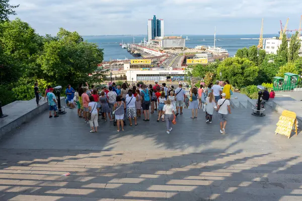 ODESA, UKRAINE - 21 Temmuz 2021: Primorsky Basamakları, Potemkin Merdivenleri olarak da bilinir, Ukrayna 'nın Odesa kentindeki limana bakan anıtsal bir merdiven ve simgesel mimari yapıdır..