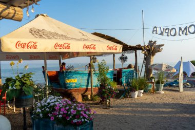 MYKOLAIVKA, UKRAINE - 19 Temmuz 2021: Ukrayna 'nın Mykolaivka kentinde bir deniz ürünleri restoranı olan Çernomorka' daki Karadeniz lezzetlerini deneyin..