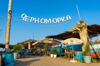 MYKOLAIVKA, UKRAINE - 19 Temmuz 2021: Ukrayna 'nın Mykolaivka kentinde bir deniz ürünleri restoranı olan Çernomorka' daki Karadeniz lezzetlerini deneyin..