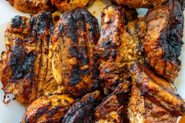 Lezzetli bir tabak ızgara et, domuz eti, tavuk ve sığır eti, taze ızgara ve sıcacık bir yemek..