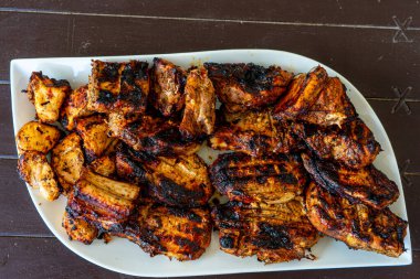 Lezzetli bir tabak ızgara et, domuz eti, tavuk ve sığır eti, taze ızgara ve sıcacık bir yemek..