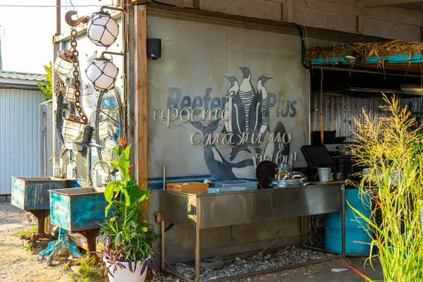 MYKOLAIVKA, UKRAINE - 19 Temmuz 2021: Ukrayna 'nın Mykolaivka kentinde bir deniz ürünleri restoranı olan Çernomorka' daki Karadeniz lezzetlerini deneyin..