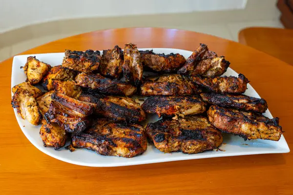 Lezzetli bir tabak ızgara et, domuz eti, tavuk ve sığır eti, taze ızgara ve sıcacık bir yemek..