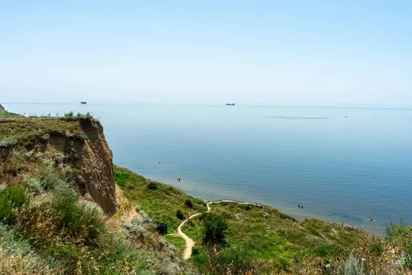 RYBAKIVKA, UKRAINE - 22 Temmuz 2021: Cape Adzhiyask 'tan sakin bir kıyı manzarası ve doğal güzelliği sunan inanılmaz panoramik deniz manzarası.