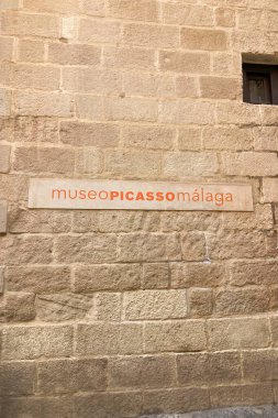 MALAGA, İspanya - 28 Mayıs 2025: Malaga, İspanya 'da kıyı atmosferinin cazibesiyle ıslanırken canlı şehrin rahat sokakları