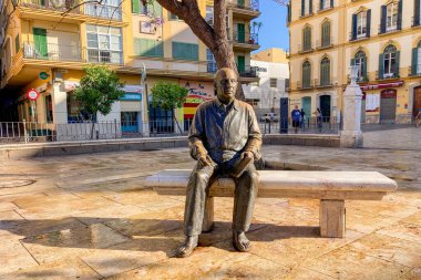 MALAGA, İspanya - 28 Mayıs 2025: Malaga, İspanya 'da Casa Natal de Picasso' nun önünde Picasso heykeli