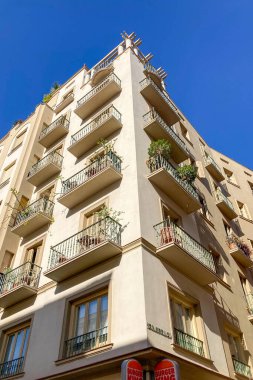 MALAGA, İspanya - 28 Mayıs 2025: Malaga, İspanya 'da kıyı atmosferinin cazibesiyle ıslanırken canlı şehrin rahat sokakları