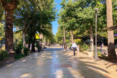 MALAGA, İspanya - 28 Mayıs 2025: Malaga, İspanya 'da kıyı atmosferinin cazibesiyle ıslanırken canlı şehrin rahat sokakları