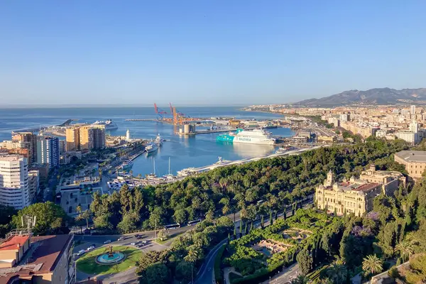 MALAGA, İspanya - 28 Mayıs 2025: İspanya 'nın Malaga kentindeki kıyı atmosferinin cazibesine kapılırken canlı şehrin ve hareketli limanın çarpıcı panoramik manzarasının tadını çıkarmak