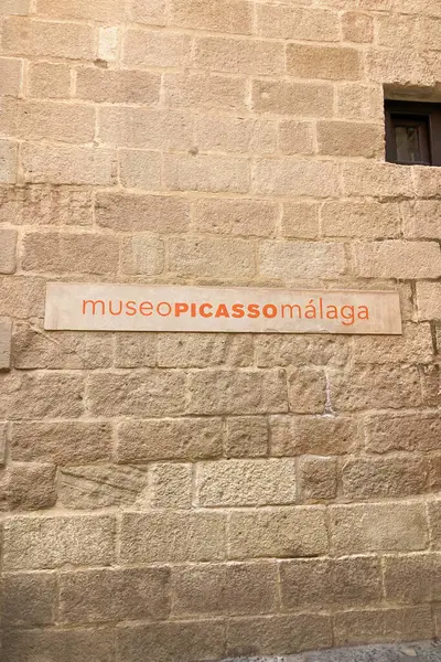 MALAGA, İspanya - 28 Mayıs 2025: Malaga, İspanya 'da kıyı atmosferinin cazibesiyle ıslanırken canlı şehrin rahat sokakları