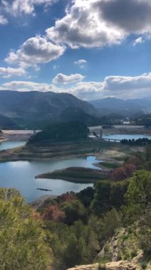 Guadalhorce rezervleri Guadalhorce Nehri 'nin ortasındaki altı rezervuardan oluşan bir gruptur ve İspanya' nın Endülüs kentindeki en büyük iki kolundan biridir.