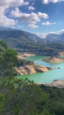 Guadalhorce rezervleri Guadalhorce Nehri 'nin ortasındaki altı rezervuardan oluşan bir gruptur ve İspanya' nın Endülüs kentindeki en büyük iki kolundan biridir.