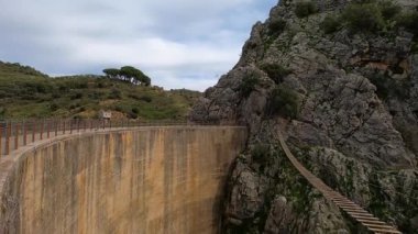 RONDA, İspanya - 15 Şubat 2025: Malaga, Endülüs, İspanya 'daki Montejaque barajına (Presa de Montejaque) kaya tırmanışı