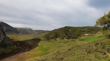 İspanya 'nın Endülüs Bölgesi' nin Malaga ilindeki Montejaque barajına (Presa de Montejaque) ve Hundidero mağarasına yürüyüş