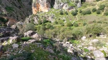 İspanya 'nın Endülüs Bölgesi' nin Malaga ilindeki Montejaque barajına (Presa de Montejaque) ve Hundidero mağarasına yürüyüş