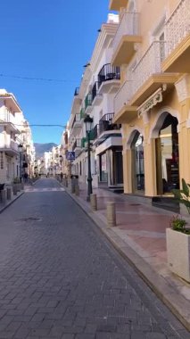 NERJA, İspanya - 22 Mart 2025: Büyüleyici şehrin muhteşem manzaraları 22 Mart 2025 'te İspanya' nın Nerja kentinde resim gibi bir atmosfer sunuyor.