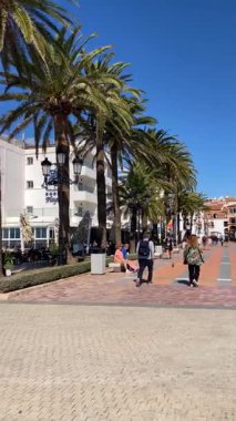 NERJA, İspanya - 22 Mart 2025: Avrupa Meydanı Balkonu, 22 Mart 2025 tarihinde İspanya 'nın Nerja kentinde büyüleyici ve pitoresk bir atmosfer sunmaktadır.