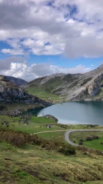 İspanya 'nın Asturias kentindeki Picos de Europa dağlarında yuva yapmış pitoresk Covadonga Gölleri nefes kesici doğal güzellik ve sükunet sunuyor.