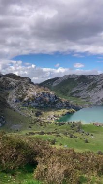 İspanya 'nın Asturias kentindeki Picos de Europa dağlarında yuva yapmış pitoresk Covadonga Gölleri nefes kesici doğal güzellik ve sükunet sunuyor.