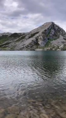 İspanya 'nın Asturias kentindeki Picos de Europa dağlarında yuva yapmış pitoresk Covadonga Gölleri nefes kesici doğal güzellik ve sükunet sunuyor.