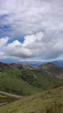 İspanya 'nın Asturias kentindeki Picos de Europa dağlarında yuva yapmış pitoresk Covadonga Gölleri nefes kesici doğal güzellik ve sükunet sunuyor.