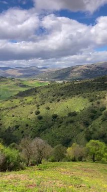 Sierra Tejeda Doğal Parkı 'nda çarpıcı manzaralar ve barışçıl doğa deneyimleri sunan doğa, yürüyüş yollarını çevrelemektedir.