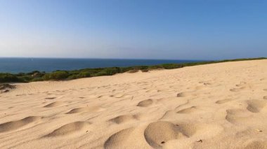 Valdevaqueros Dune, İspanya 'nın Cebelitarık Boğazı boyunca Tarifa' da bulunan büyüleyici bir kum tepesidir.