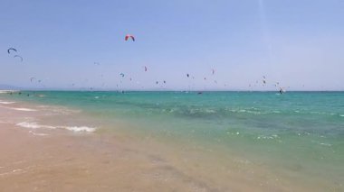 TARIFA, İspanya - 25 Mayıs 2024: Valdevaqueros sahilinde uçurtmanın tadını çıkarmak, Gibraltar Boğazı Tarifa, İspanya 25 Mayıs 2024