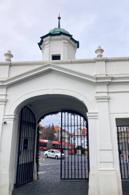 SLOVAKIA, BRATISLAVA - 8 Ocak 2025 Bratislava Kalesi Bratislava 'daki Little Carpatthians' ın izole edilmiş kayalık tepesinde bulunan dört köşeli kuleleri olan devasa dikdörtgen bir bina