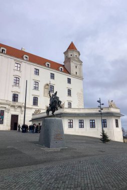SLOVAKIA, BRATISLAVA - 8 Ocak 2025 Bratislava Kalesi Bratislava 'daki Little Carpatthians' ın izole edilmiş kayalık tepesinde bulunan dört köşeli kuleleri olan devasa dikdörtgen bir bina