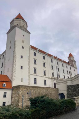 SLOVAKIA, BRATISLAVA - 8 Ocak 2025 Bratislava Kalesi Bratislava 'daki Little Carpatthians' ın izole edilmiş kayalık tepesinde bulunan dört köşeli kuleleri olan devasa dikdörtgen bir bina
