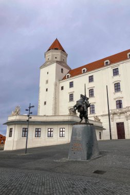 SLOVAKIA, BRATISLAVA - 8 Ocak 2025 Bratislava Kalesi Bratislava 'daki Little Carpatthians' ın izole edilmiş kayalık tepesinde bulunan dört köşeli kuleleri olan devasa dikdörtgen bir bina