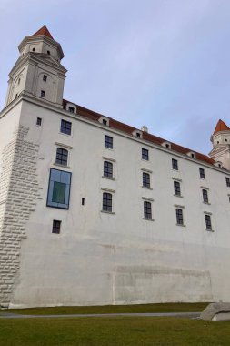 SLOVAKIA, BRATISLAVA - 8 Ocak 2025 Bratislava Kalesi Bratislava 'daki Little Carpatthians' ın izole edilmiş kayalık tepesinde bulunan dört köşeli kuleleri olan devasa dikdörtgen bir bina