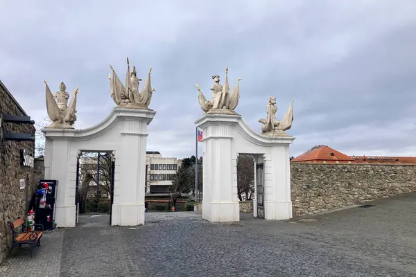 SLOVAKIA, BRATISLAVA - 8 Ocak 2025 Bratislava Kalesi Bratislava 'daki Little Carpatthians' ın izole edilmiş kayalık tepesinde bulunan dört köşeli kuleleri olan devasa dikdörtgen bir bina