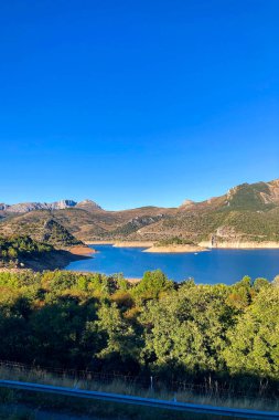 Su rezervuarının üzerinde gün batımı, Barrios de Luna, Oviedo, Asturia