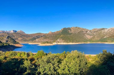 Su rezervuarının üzerinde gün batımı, Barrios de Luna, Oviedo, Asturia