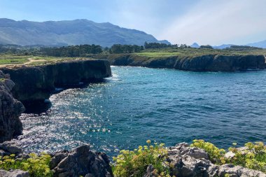 Pria Havadeliği olarak da bilinen Cantabrian Denizi 'ndeki Pria Bufones kayalıkları İspanya' nın Asturias kentinin kuzey kıyısında bulunan büyüleyici bir doğal jeolojik fenomendir..