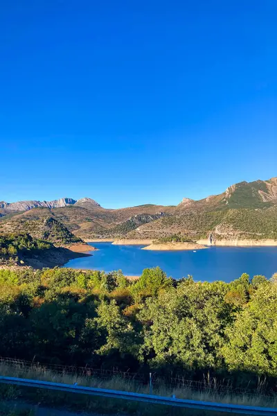 Su rezervuarının üzerinde gün batımı, Barrios de Luna, Oviedo, Asturia