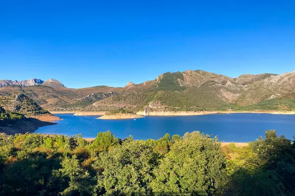 Su rezervuarının üzerinde gün batımı, Barrios de Luna, Oviedo, Asturia