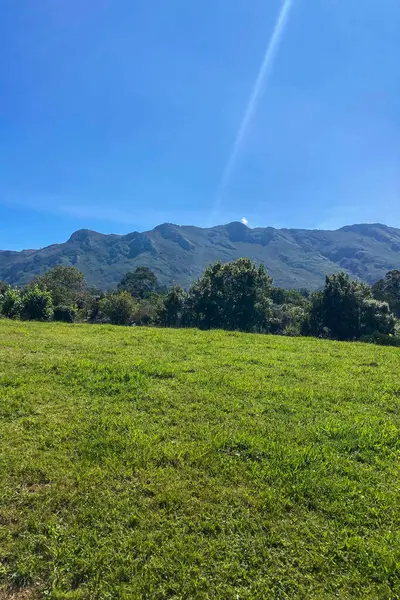 İspanya 'nın Llames de Pria kentindeki Pria Hava Delikleri olarak da bilinen Cantabrian Denizi' ndeki Bufones 'daki kayalıklara giden yol