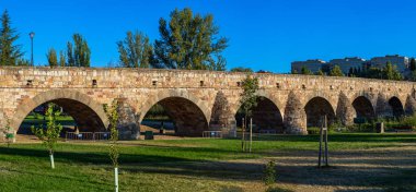 SALAMANCA, İspanya - 17 Eylül 2024: Roma köprüsü Salamanca, İspanya 17 Eylül 2024