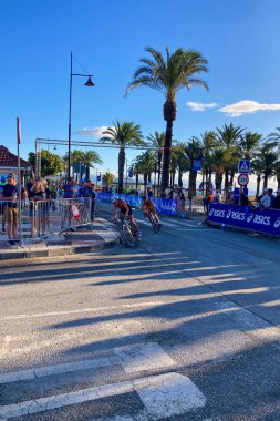 TORREMOLINOS, İspanya - 17 Ekim 2024: Dünya Triatlon Şampiyonası finali 17 Ekim 2024 tarihinde İspanya 'nın Torremolinos kentinde