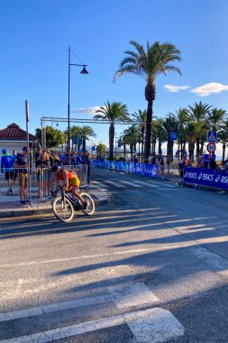 TORREMOLINOS, İspanya - 17 Ekim 2024: Dünya Triatlon Şampiyonası finali 17 Ekim 2024 tarihinde İspanya 'nın Torremolinos kentinde