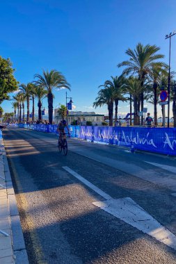 TORREMOLINOS, İspanya - 17 Ekim 2024: Dünya Triatlon Şampiyonası finali 17 Ekim 2024 tarihinde İspanya 'nın Torremolinos kentinde