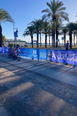TORREMOLINOS, İspanya - 17 Ekim 2024: Dünya Triatlon Şampiyonası finali 17 Ekim 2024 tarihinde İspanya 'nın Torremolinos kentinde