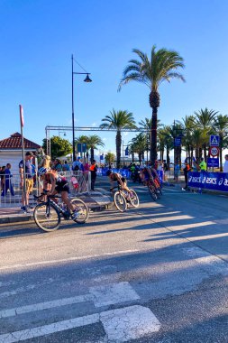 TORREMOLINOS, İspanya - 17 Ekim 2024: Dünya Triatlon Şampiyonası finali 17 Ekim 2024 tarihinde İspanya 'nın Torremolinos kentinde