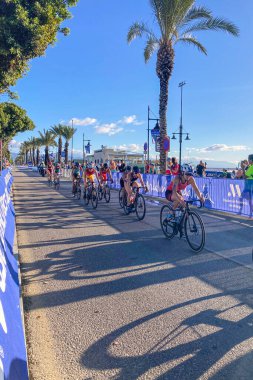TORREMOLINOS, İspanya - 17 Ekim 2024: Dünya Triatlon Şampiyonası finali 17 Ekim 2024 tarihinde İspanya 'nın Torremolinos kentinde